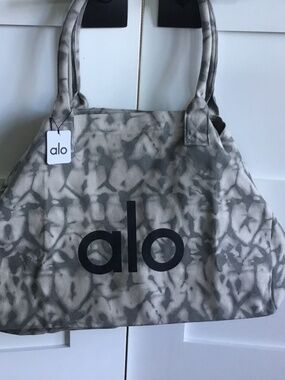 Alo yoga iconic shopper Tote -New with tag